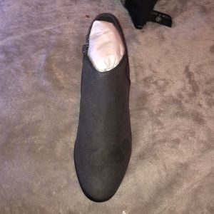 Women’s charcoal ankle hottie NWT